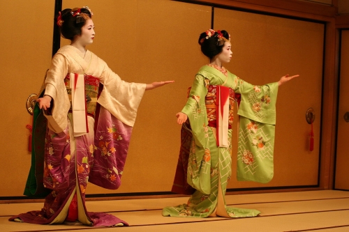 1280px-Japan-Kyoto-Geisha.jpg