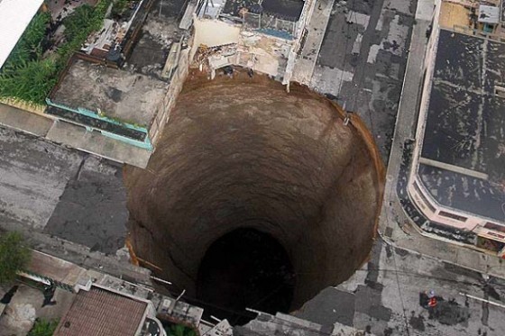a8324-sinkhole-guatemala-560x373-thumb-3