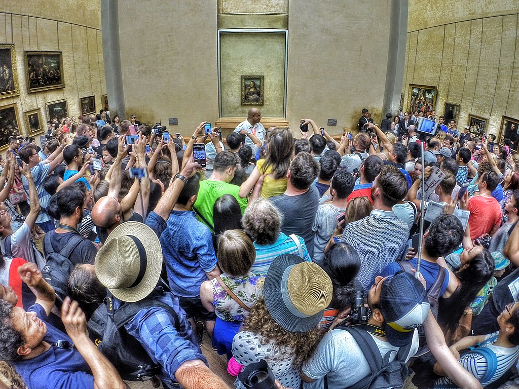 1024px-A_petit_crowd_to_see_the_dame