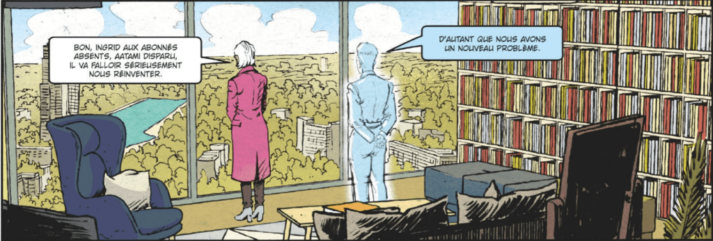 Une femme en robe rose regarde par la fenêtre d'un appartement avec une vue sur la ville, tandis qu'une silhouette transparente se tient à côté d'elle. Une étagère avec des livres se trouve à droite.