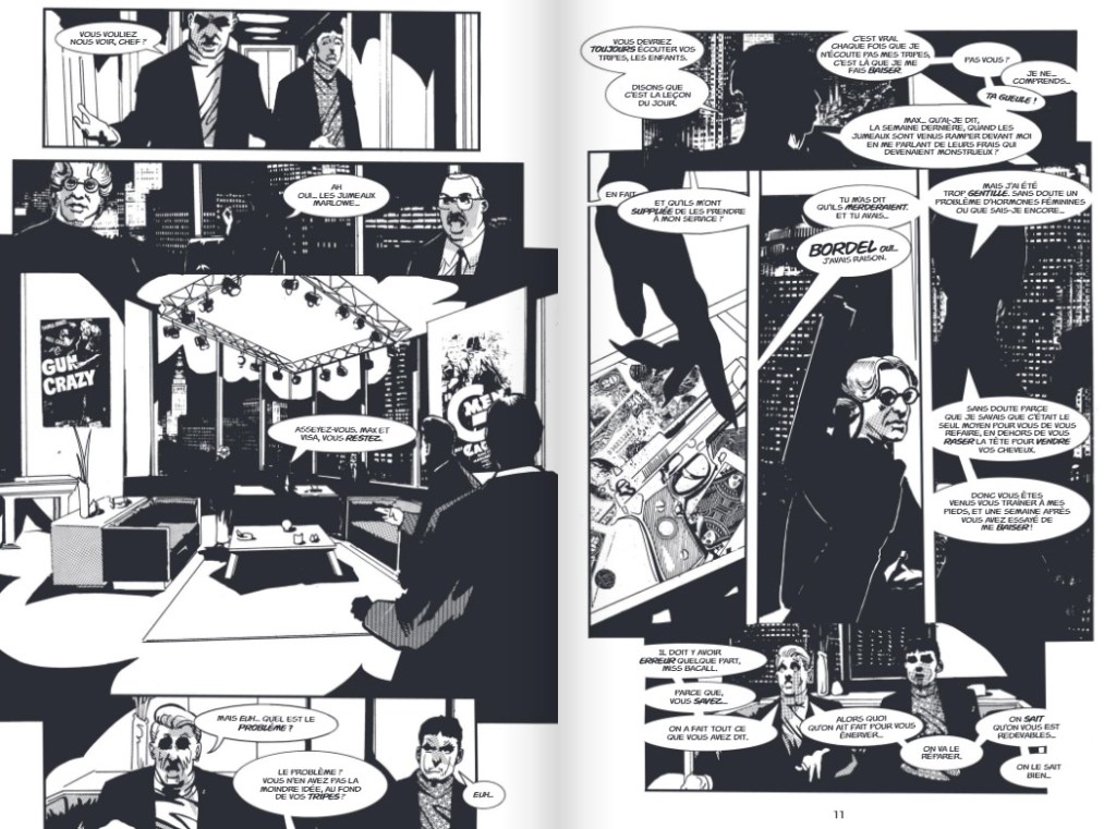 Une scène de bande dessinée en noir et blanc avec des personnages en costumes discutant dans un bureau moderne avec des fenêtres offrant une vue sur la ville.