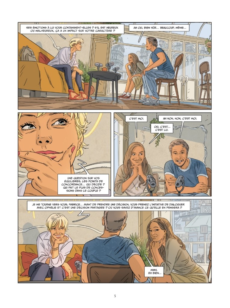 Une scène de bande dessinée montrant trois personnages assis dans un espace lumineux et moderne, engageant une conversation sérieuse. Une femme aux cheveux blonds regarde pensivement, tandis qu'un homme et une femme plus jeunes discutent avec lui. Des microphones et des meubles contemporains sont visibles autour d'eux.