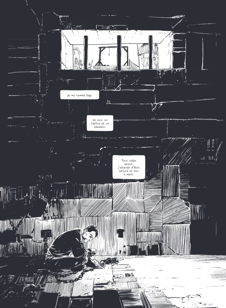 Une scène sombre montrant un personnage assis au sol, enchaîné, avec des éléments de torture visibles. Le personnage s'identifie comme un traître et un assassin, attendant son sort dans une prison lugubre.