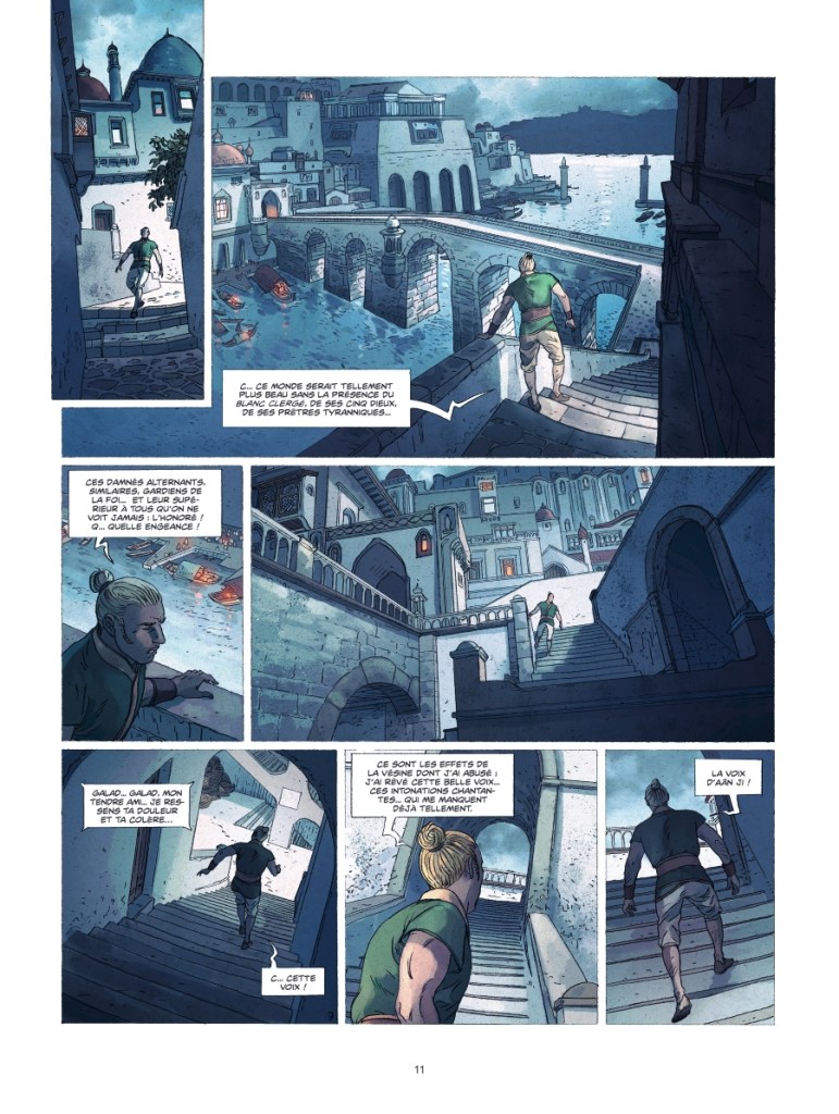 Une scène de bande dessinée montrant un homme descendant des escaliers dans une ville côtière, avec des bâtiments blancs et un pont architectonique surplombant l'eau.